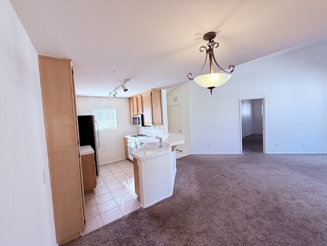 Building Photo - 2-Bed, 2-Bath Condo with Fireplace in San ...