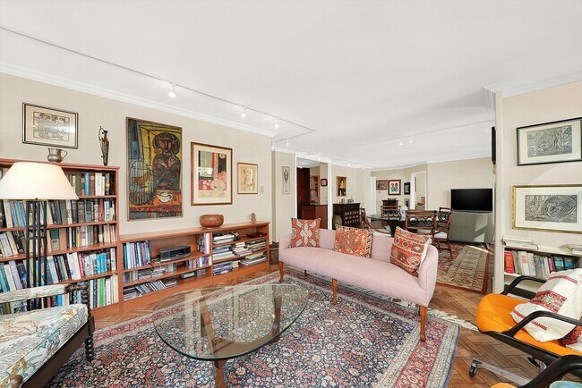 Building Photo - 247 E Chestnut St