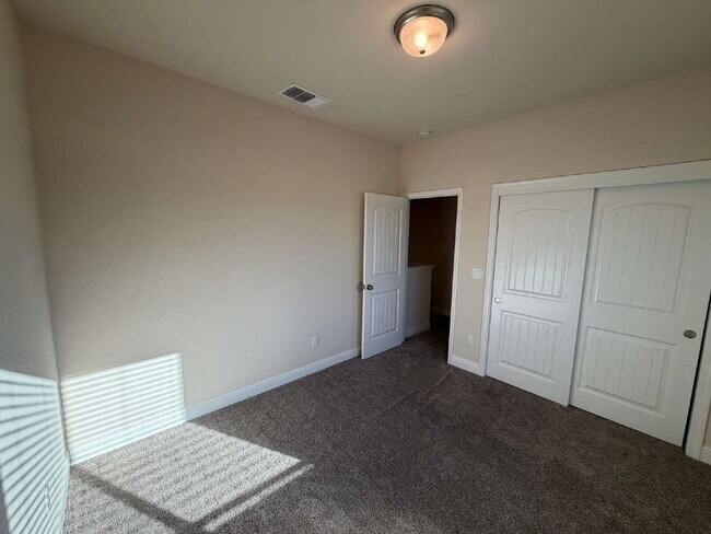 Building Photo - 2494 Valdes Dr