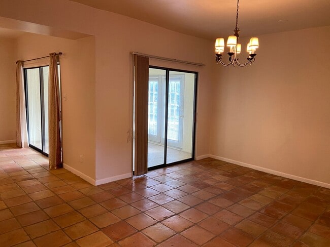 Building Photo - Spacious Riverhill Townhome