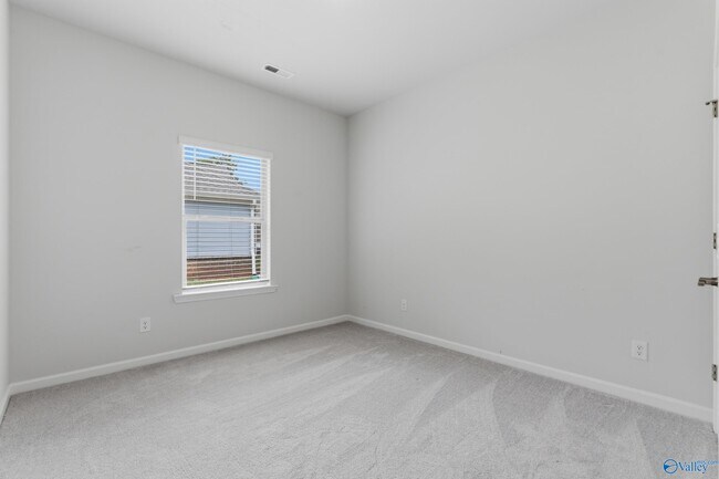 Building Photo - 15007 Greenleaf Dr