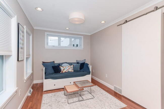 Building Photo - 99 W Circular St