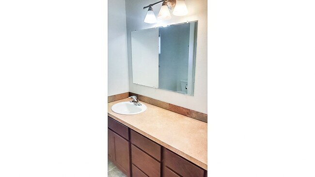Building Photo - Beautiful 4 bedroom 3 bath townhouse w/att...