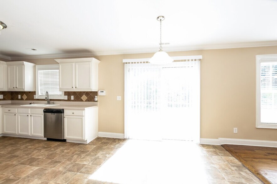 Building Photo - 1918 Southwind Dr