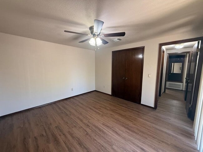 Building Photo - 1015 Swan Lake Ct