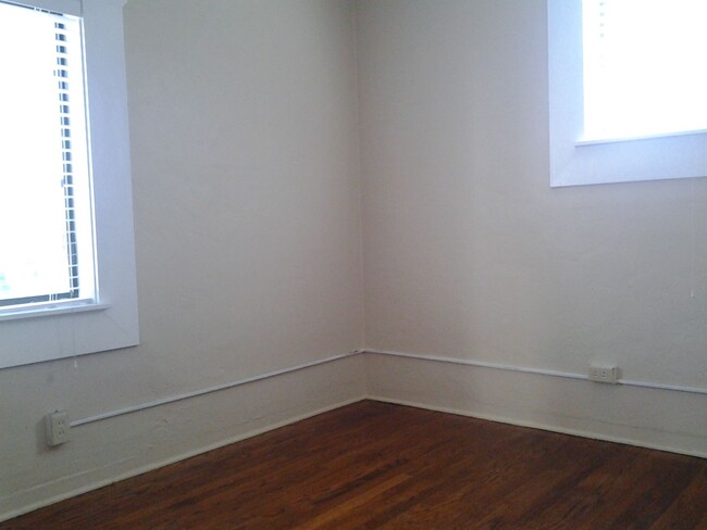 Building Photo - Cute 2 BR 1 BA Home in Midtown!