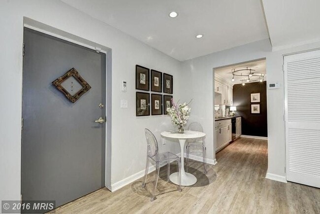 Building Photo - $500 Off for a lease start by 11/1! Availa...