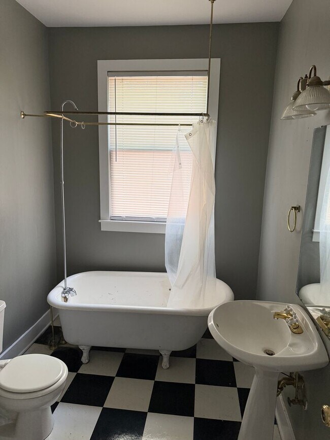 Building Photo - Spacious 2 Bedroom Walkable to Downtown