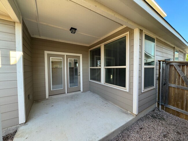 Building Photo - Fabulous Townhome Located minutes to Gruene and Downtown New Braunfels!