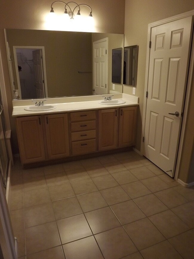 Building Photo - **WONDERFUL SINGLE STORY HOME IN 55+ "SUN CITY ANTHEM SOLERA!!"