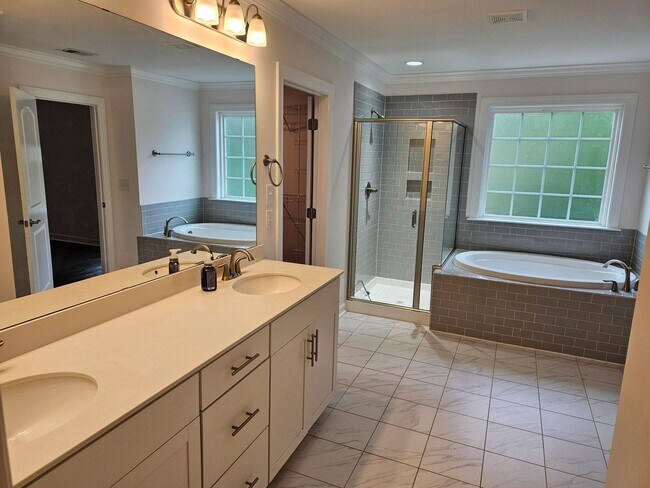 Building Photo - Beautiful unfurnished 3 bed 2.5 bath home ...