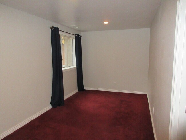 Building Photo - Beautiful Three Bedroom in the Hills of South Salem