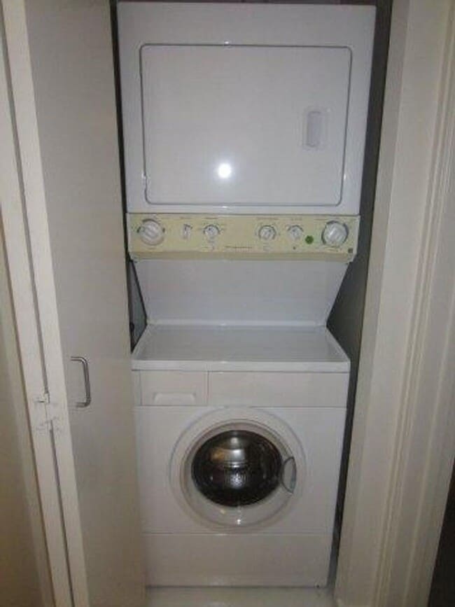 Building Photo - 2 BD / 2 BA Condo in Kakaako!