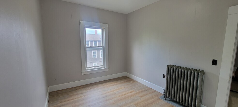 Bedroom - 47 Pine St