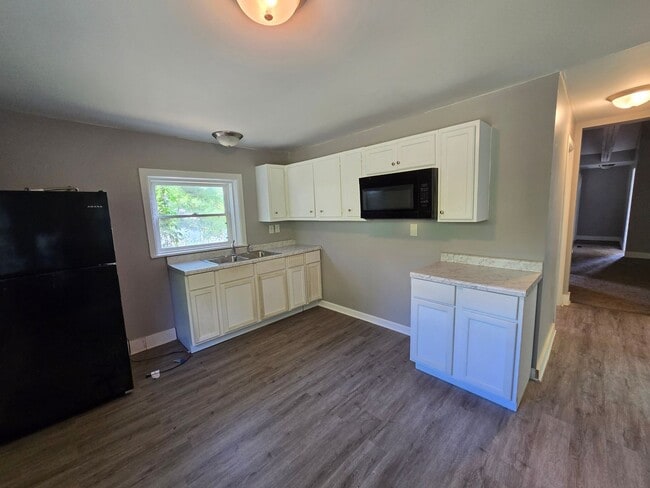 Building Photo - 2 Bedroom House