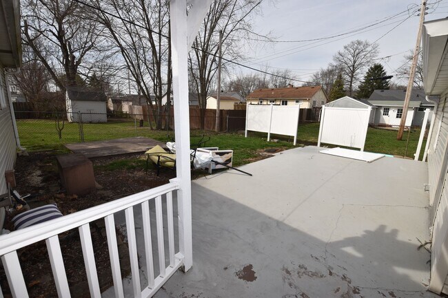 Building Photo - 3 Bedroom 2 Full Bath Home in Greenfield, Fenced Yard