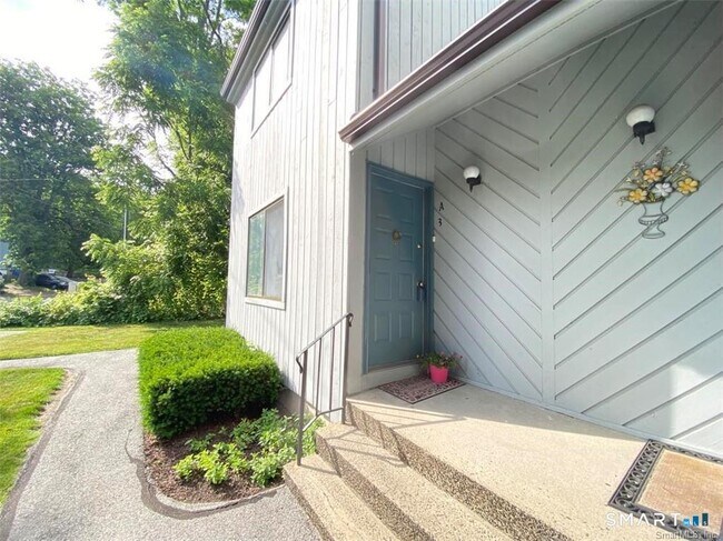 Building Photo - 19 Somers St