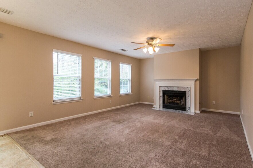 Building Photo - 400 Crested View Dr