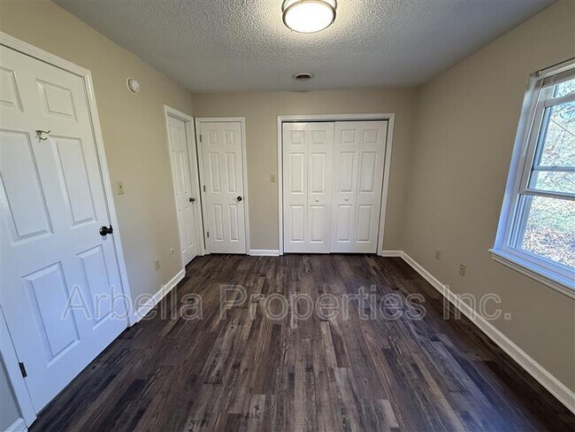 Building Photo - 1909 Cherokee Rd