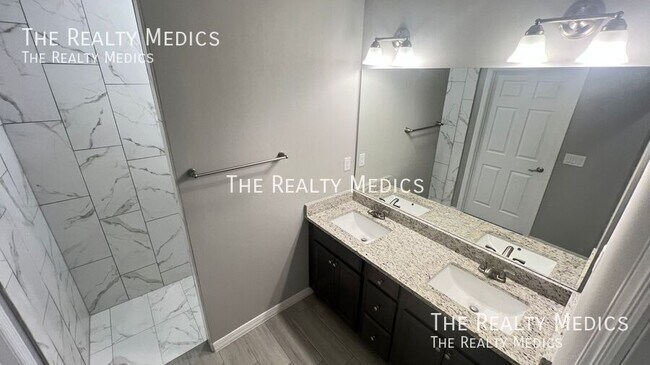 Building Photo - 1682 Waneta St SE