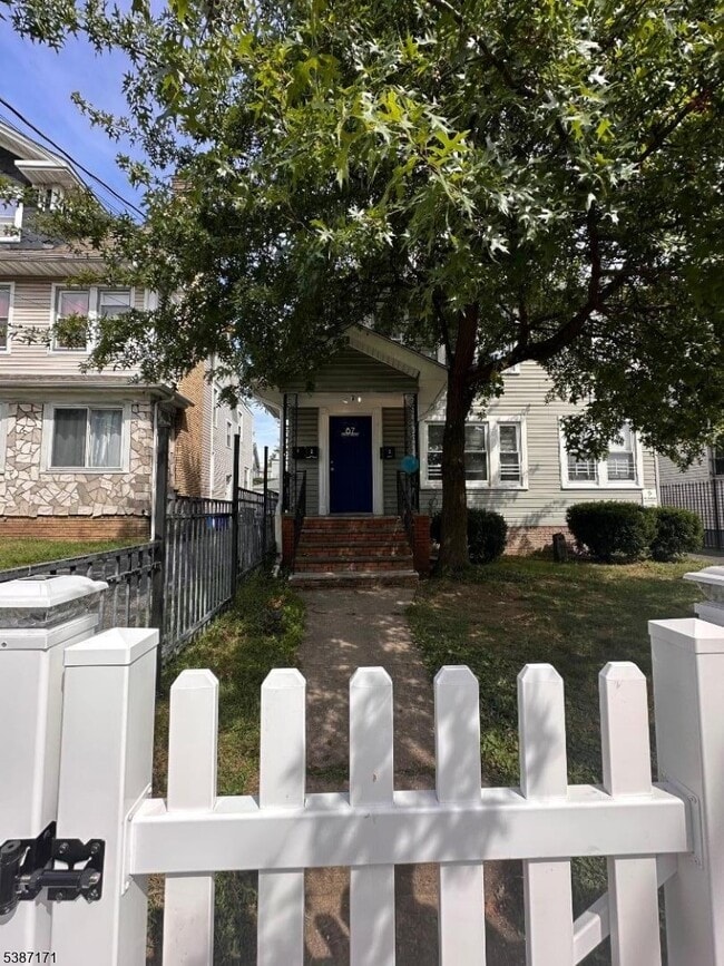 Primary Photo - 87 Lyons Ave