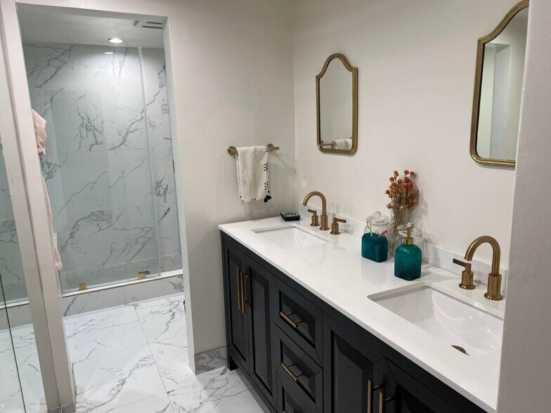 Building Photo - 6752 Hillpark Dr