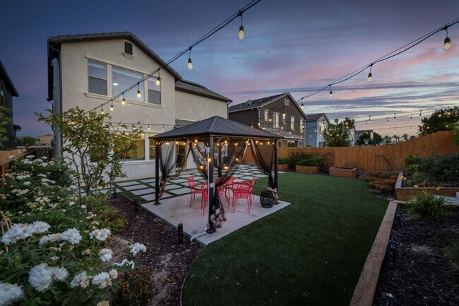 Building Photo - Copper River Canvas on the Bluffs! 4B/3BA ...