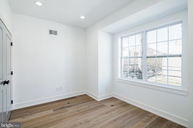 Building Photo - 1532 Catharine St