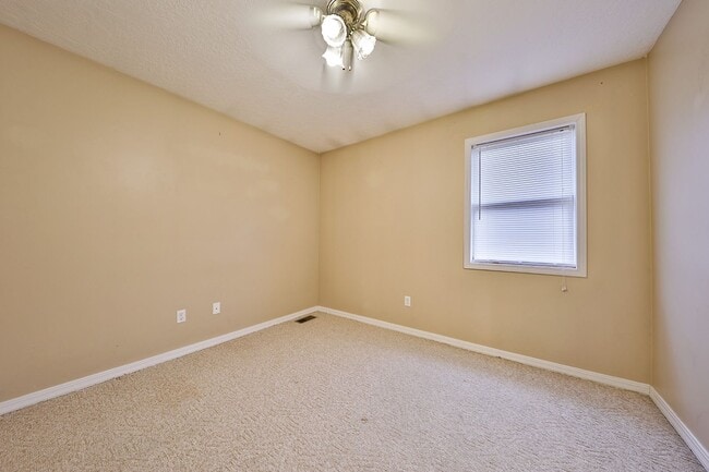 Building Photo - 115 Bo Dr