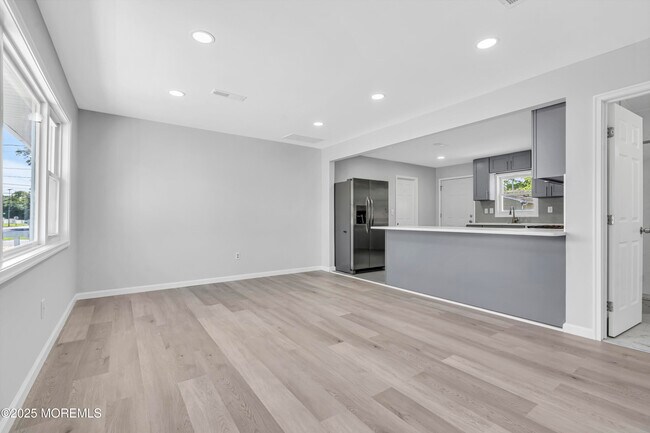 Building Photo - 1624 Joffre Rd
