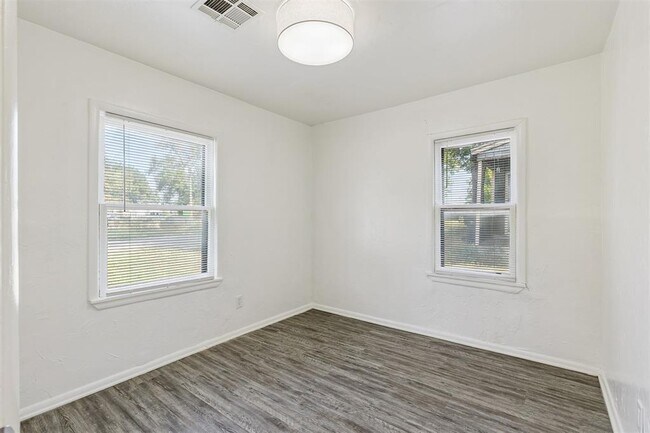 Building Photo - 1006 SE 51st St