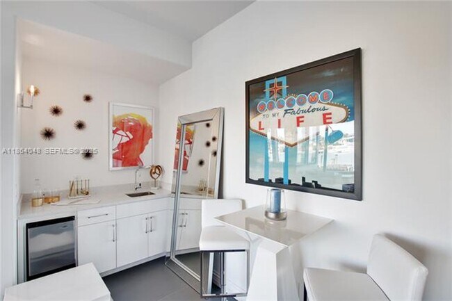 Building Photo - 257 N Coconut Ln