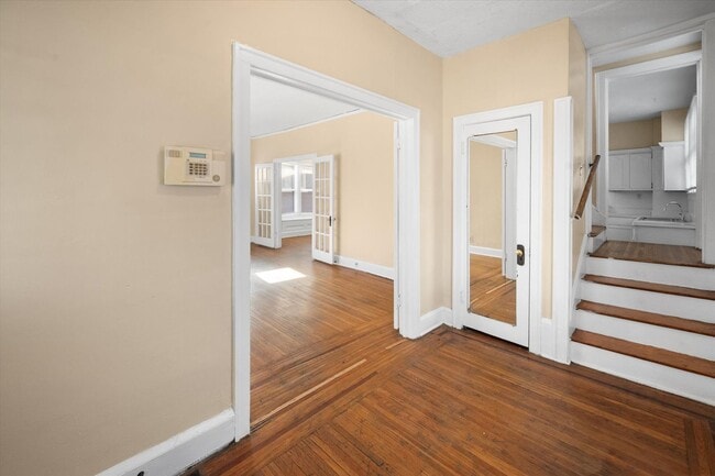 Building Photo - Spacious 4BR/2BA Home with Hardwood Floors Throughout!