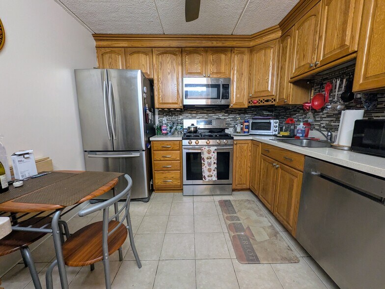 Kitchen - 1550 Worcester Rd