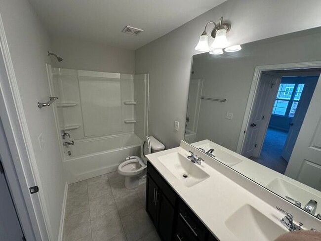 Building Photo - Like-New Townhouse in Holly Springs AVAILA...