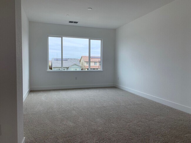 Building Photo - Large Executive home with tons of upgrades.