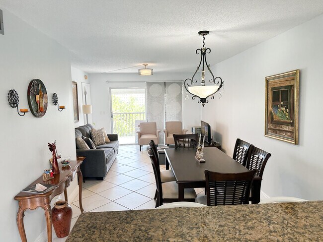 Building Photo - 2222 N Cypress Bend Dr