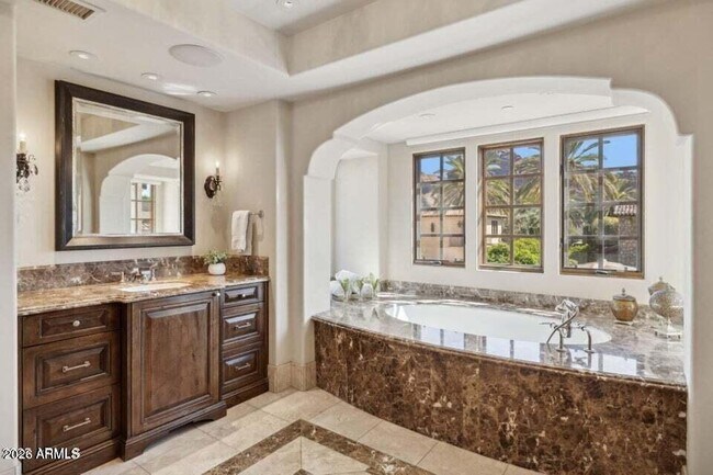 Building Photo - 4949 E Lincoln Dr