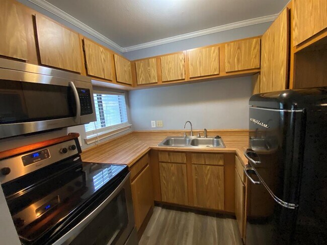 Building Photo - 6211 Chesterfield Ave