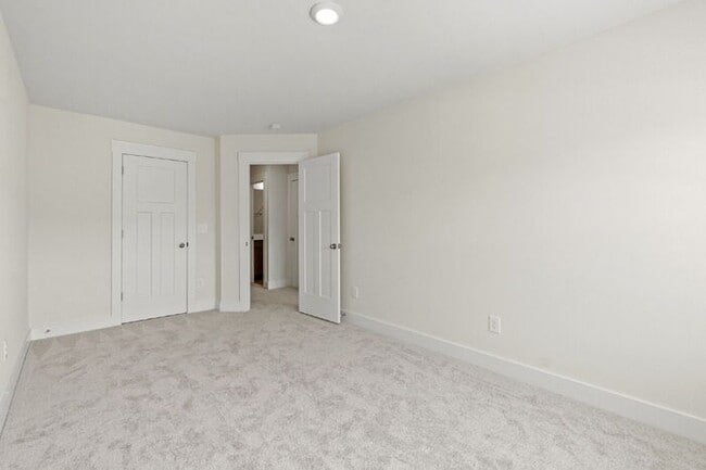 Building Photo - Charming 3-Bed Townhouse with Granite Touc...