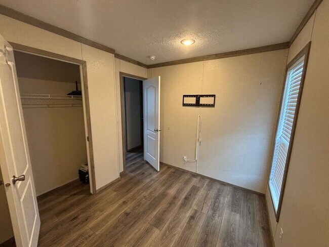 Building Photo - 8907 Deerwood Dr