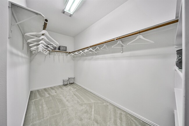 Building Photo - 16015 Portmanshire Ln