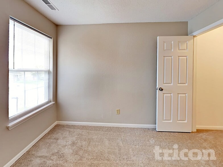 Building Photo - 10245 Cadogan Dr