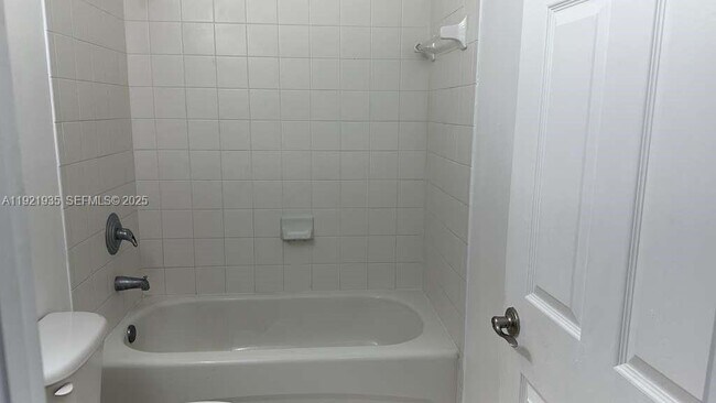 Building Photo - 1250 SE 28th Ct