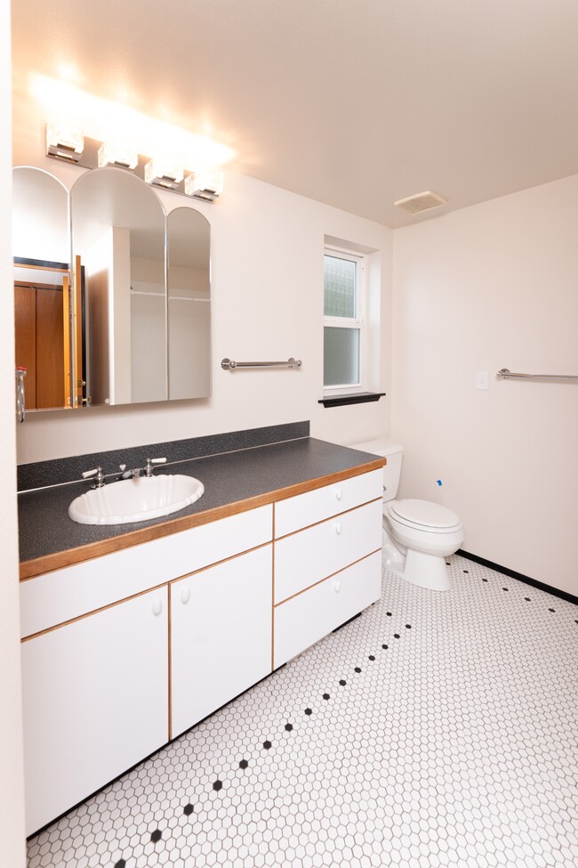 Building Photo - 10358 Riviera Pl NE