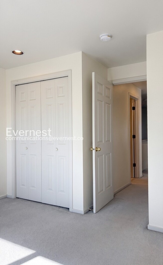 Building Photo - 3 Bed, 2 Bath Home with Garage / Vouchers Accepted / Available Soon!