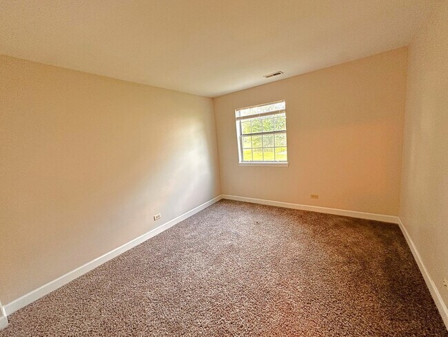 Building Photo - 8 Gant Cir