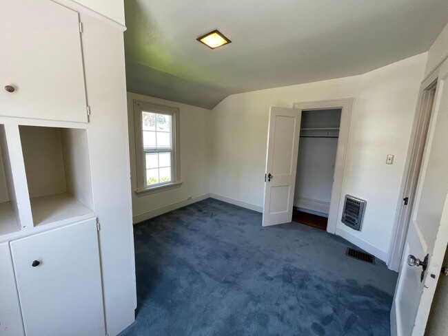 Building Photo - 4 bed/2 bath premier near UO Campus home w...