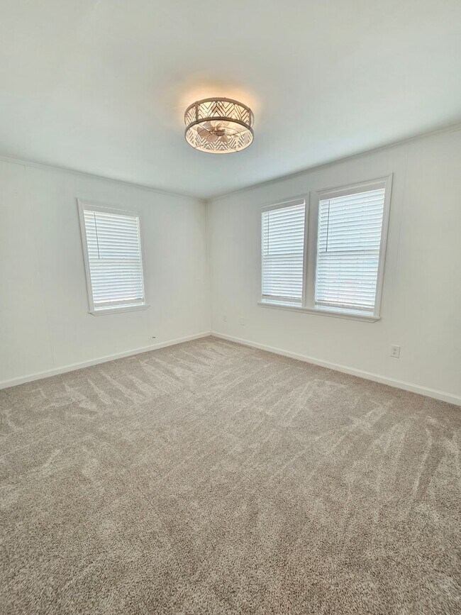 Building Photo - 147 Lakemont Dr