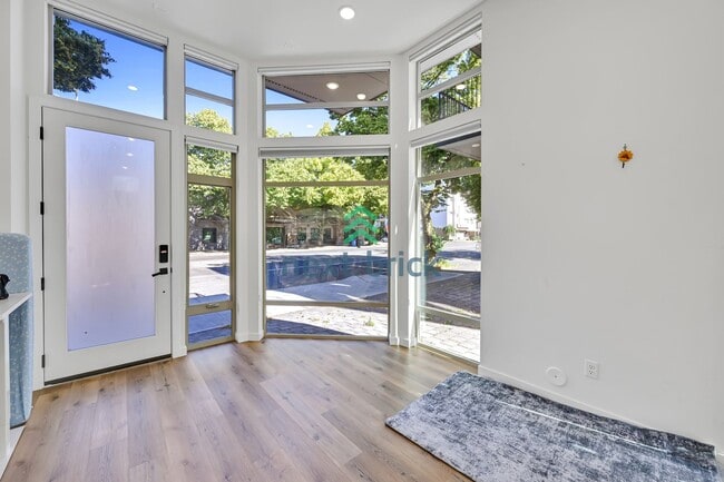Building Photo - Modern Luxury 3 bedrooms and 2 bathrooms T...